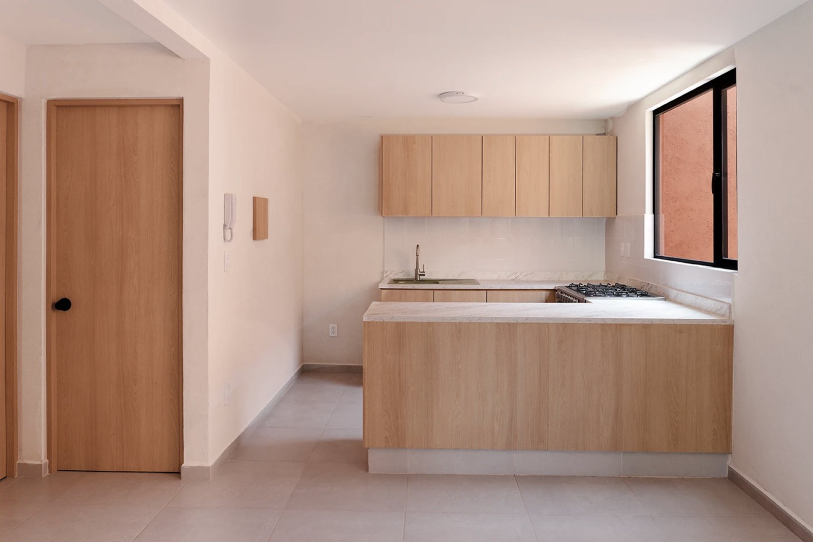 Cocina con acabados terminados en un departamento de Edificio Amelia, Congreso de la Unión CDMX